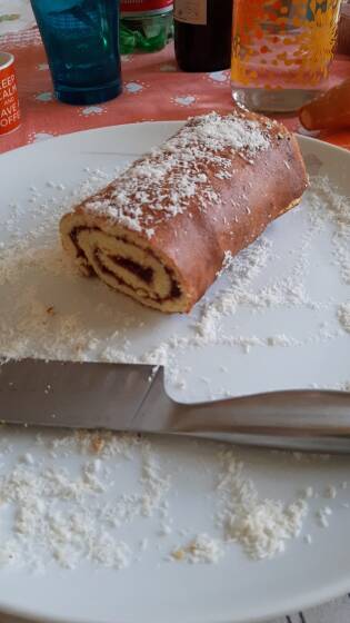 Rotolo al cocco con ripieno di marmellata Frutti di pace alle more di Sara