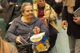 Consegna panettoni al Pio Albergo Trivulzio (5)