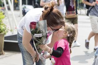Festa della mamma al Gate con le rose Fairtrade - 8 maggio 2016