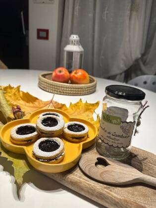 Biscotti di Valentina con marmellata di bacche di sambuco selvatico Frutti di Pace