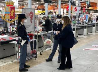 Polizia_stato_ipercoop_25_nocembre