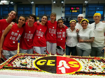 Una grande torta per lo scudetto del Geas basket