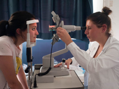 Uniforyoureyes test della vista e occhiali gratuiti per chi è in difficoltà