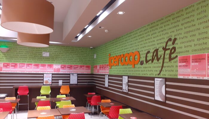 IPER Peschiera - manifesti vs violenza di genere